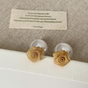 Boucles d'oreilles en perles de rose en maille pour femmes, tendance de la mode exquise, boucles d'oreilles assorties à tout, vente en gros - Product Image 1