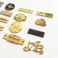 Étiquettes Métalliques Personnalisées Logo de Marque pour Vêtements, Badges, Écussons – Étiquettes et Rubans Métalliques de Haute Qualité
