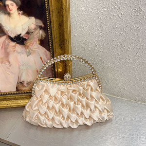 Sac à main de soirée rétro en satin de soie plissé avec boucle de fermeture, pochette élégante, sac bandoulière léger en polyester Tanjing - Product Image 3