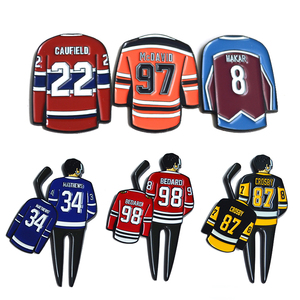 Marcador de Pelota de Golf Personalizado de Hierro con Esmalte Suave, Diseño de Jersey de Hockey y Patín de Hielo, Baño de Plata Negro, Regalo de Recuerdo Personalizado de Fábrica <span class=keywords><strong>para</strong></span> Club de Hockey sobre Hielo - Product Image 1