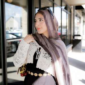 ผ้าคลุมศีรษะมุสลิมพิมพ์ลายสำหรับผู้หญิง รุ่นขายดีประจำปี 2026 พร้อมโลโก้สั่งทำได้ ขายส่ง ระบายอากาศได้ดี ใช้ได้ทุกฤดู สไตล์ลำลอง เรียบร้อย ผลิตจากผ้าโมดอล - Product Image 1