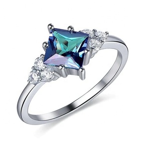 Bague de fiançailles classique en argent sterling 925 avec Alexandrite Princesse - Product Image 3