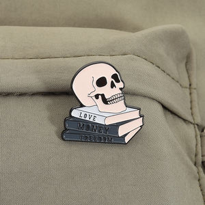 دبوس مينا بتصميم هيكل عظمي يقرأ كتابًا، بروش على شكل جمجمة بعبارة 'استمر في القراءة، كن لطيفًا'، شارة ياقة، مجوهرات عصرية، هدية للأصدقاء - Product Image 3