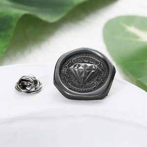 Spilla da bavero personalizzata in lega di zinco pressofusa, con incisione a rilievo, placcata argento antico, di lusso, con logo a diamante e lettere - Product Image 2