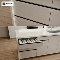 Meuble de cuisine brillant pour appartement, aménagement contemporain avec îlot, rangement par tiroirs, fournitures pour projets résidentiels et boîtes en panneaux de particules