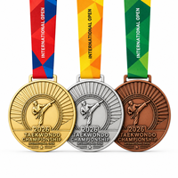 Taekwon-Do Medaille 3D Kick Sunburst Gold Silber Bronze Set mit individueller koreanischer Inschrift, Lanyard, internationaler Metall-Mode-Sportartikel