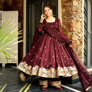 Robe Anarkali Choli Brodé Bordeaux pour Femme avec Bordure en Dentelle Dorée Fantaisie, Tenue Ethnique Indienne Traditionnelle à Séchage Rapide pour Mariage - Product Image 1