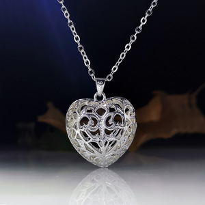 Collana con ciondolo a cuore con motivo traforato vintage, regalo per donna per l'uso quotidiano o per feste - Product Image 4