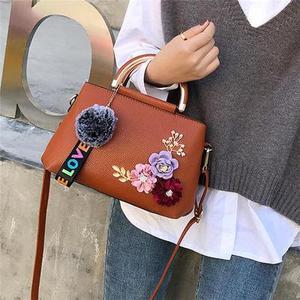 Bolsos de Mano para Mujer, de Diseño de Lujo, en Cuero PU, con Asa para Hombro, Adornos de Flores, Remaches y Colgante de Bola de Peluche - Product Image 2