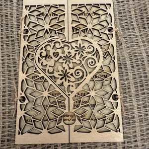 Invitaciones de Madera Personalizadas con Diseño de Corazón Rústico para Boda |   Invitación Grabada con Láser - Product Image 3
