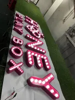 Panneaux publicitaires carrés étanches personnalisés, boîtes lumineuses, écrans LED durables pour restaurants et vitrines