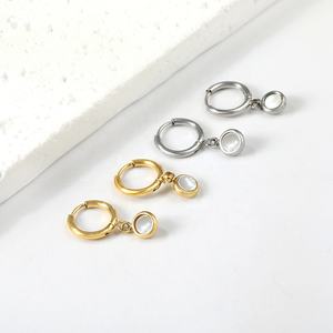 Boucles d'oreilles créoles élégantes en acier inoxydable plaqué or 18 carats avec perle blanche et coquillage, bijoux classiques pour femmes - Product Image 6