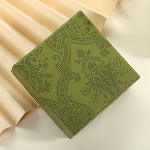 Caja de Embalaje Pequeña de Papel Kraft Verde con Patrón Floral en Relieve, Cierre de Hebilla, Impresión Offset CMYK para Joyería y Artículos de Regalo - Product Image 1