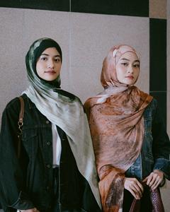 Voile de fleurs douces peintes en pastels adoucis, <span class=keywords><strong>tendre</strong></span> et aérien, élégance sans effort, hijab en modal twill Hush Meadow - Product Image 1