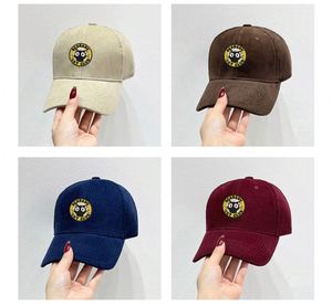 Casquettes de baseball unisexes personnalisées en velours côtelé classique, brodées avec un image sportive vintage - Product Image 4