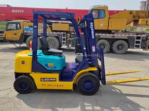 Chariot élévateur hydraulique d'occasion Komatsu/Heli FD30 2,5 tonnes, pneus pleins diesel, peinture neuve, transmission avant, tout-terrain, idéal pour la vente au détail - Product Image 2