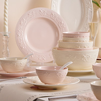 Ensemble de vaisselle en céramique de grande valeur sous-glaçure Relief fraise crème Style bol et assiette cadeau de pendaison de crémaillère