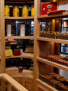 Diseño Interior de Lujo para Salón de Cigarros, Humidor con Sistema de Humidificación Integrado, Vitrina de Exhibición de Cedro Español, Solución Completa para Tiendas - Product Image 5