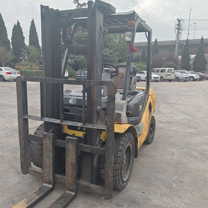 Xe nâng dầu Komatsu FD30 3 tấn đã qua sử dụng, dùng cho ngành bán lẻ và nhà hàng, có tùy chọn động cơ cho hoạt động nâng hạ. - Product Image 2