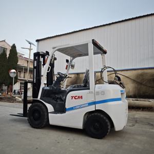 Chariot élévateur TCM d'occasion de 3 tonnes, modèle FD30, transmission automatique, levée de 3 mètres, vérin de levage libre, alimentation GPL, pneus pleins - Product Image 2