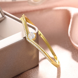 Bracciale rotondo con design a corona per donna, gioielli da polso eleganti e alla moda, di lusso leggero, per abbinamenti con abiti da festa - Product Image 4
