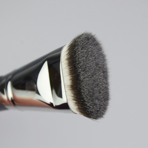 <span class=keywords><strong>Pinceau</strong></span> à poudre Tube en aluminium argenté <span class=keywords><strong>Pinceau</strong></span> <span class=keywords><strong>de</strong></span> <span class=keywords><strong>fond</strong></span> <span class=keywords><strong>de</strong></span> <span class=keywords><strong>teint</strong></span> léger pour <span class=keywords><strong>appliquer</strong></span> <span class=keywords><strong>de</strong></span> la poudre translucide Big Fluffy Brush Prix d'usine - Product Image 3