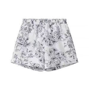 Nouvel ensemble décontracté pour femme : haut blanc et noir uni à manches longues et décolleté ouvert avec short imprimé en polyester au-dessus du genou - Product Image 3