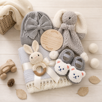 KAIYUE Nouveau Coffret Cadeau Bébé Personnalisé avec Disque Nom Personnalisé, Couverture en Mousseline, Hochet et Chaussons