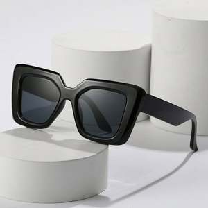 Gafas de Sol de Moda 2022 con Logotipo Personalizado, Gafas de Sol Cuadradas Grandes de Color Verde Caramelo con Protección UV400 para Mujer - Product Image 2