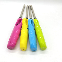 Briquet torche de cuisine au butane en plastique au design classique, rechargeable, coupe-vent, portable, pour le camping et allumer les cigarettes