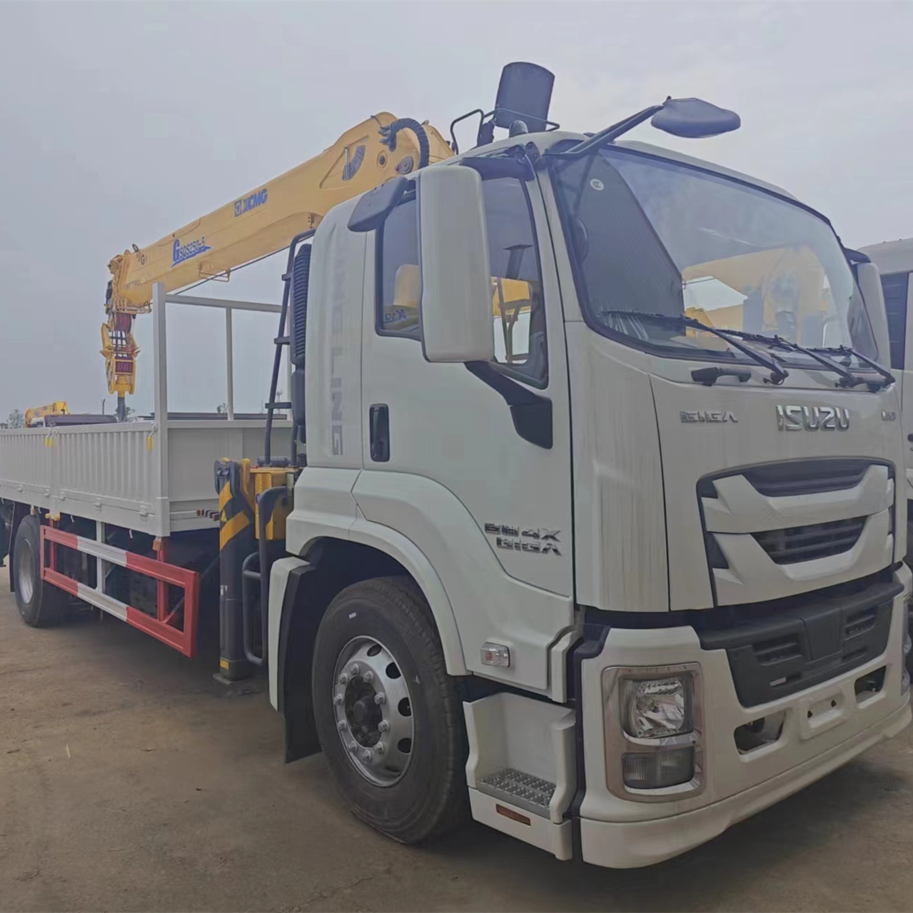 2024 isuzu giga 205 л.с., 10 тонн, подъемный кран, грузоподъемность 10 тонн, 5 секций, телескопическая стреловая тележка, манипулятор