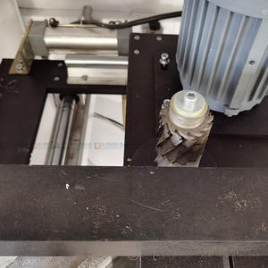 Machine automatique <span class=keywords><strong>de</strong></span> nettoyage des coins supérieurs et inférieurs pour les profilés <span class=keywords><strong>de</strong></span> fenêtres et <span class=keywords><strong>de</strong></span> portes en PVC - Product Image 4