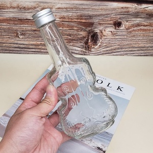 Fabricant personnalisé Nouveau design Bouteille à boire en forme de guitare en verre transparent unique Bouteille de spiritueux Brandy <span class=keywords><strong>France</strong></span> 200ml Vente en gros - Product Image 1