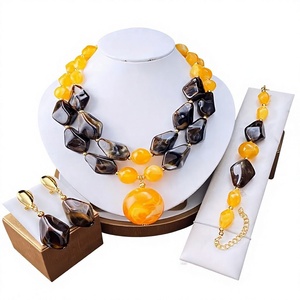 Collar de Resina con Diseño de Pirámide, Moderno y Elegante, Cadena Chapada en Oro, Joyería para Mujer, Collares con Cuentas Acrílicas Rojo Anaranjado - Product Image 3