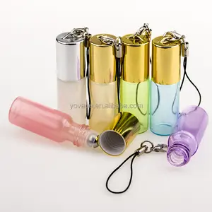 Bouteille à rouleaux colorée 3ml 5 ml 5 ml 10ml Mini échantillon de voyage Huile essentielle Attar Parfum Musc Roll on Bouteilles en verre avec porte-clés