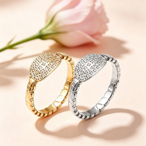 Bague ovale pour femme en acier inoxydable avec cristaux pavés, options bicolores or et argent, bande à maillons entrelacés, idéale pour les rendez-vous - Product Image 5