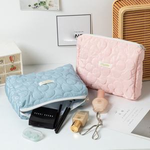 Nuova Borsa Trapuntata Grande con Motivi Floreali per Ragazze, per Scuola, Viaggi, Uso Quotidiano, Trucco e Cosmetici con Cerniera - Product Image 6