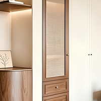 Armoire intégrée de luxe discrète avec niche d'exposition cintrée et coiffeuse flottante, meuble de chambre multifonctionnel