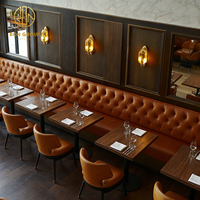 Ensemble de mobilier commercial Ron Group pour restaurant, banquette en forme de L capitonnée, chaise ergonomique en cuir, table carrée en bois