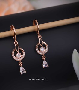 Pendientes Largos Elegantes de Aleación Premium con Cristales Brillantes, Diseño de Gota Chapado en Oro Rosa de Lujo para Mujer, Fiesta de Bodas - Product Image 4