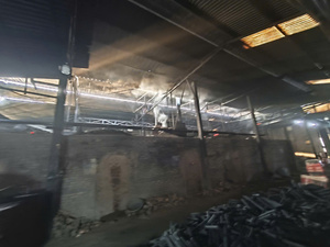 Charbon de bois en briquettes de sciure de bois dur sans fumée pour barbecue, haute teneur en carbone, faible teneur en cendres, combustion longue durée 6 heures, approvisionnement direct usine Vietnam - Product Image 5