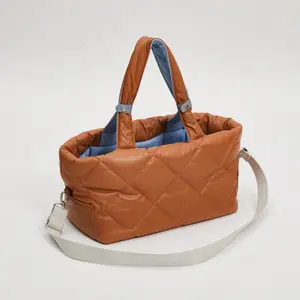 حقيبة يد مخصصة محمولة خفيفة الوزن مقاومة للماء يمكن حملها مع القط أو الكلب أثناء السفر حقيبة لحمل الحيوانات الأليفة
