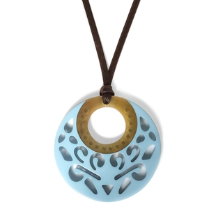 Pendentif en corne de buffle artisanal traditionnel Minh Giang avec sculpture artistique, pièce de bijouterie unique - Product Image 1