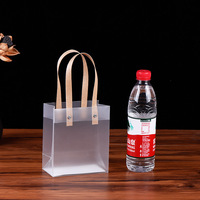Sac en plastique PVP givré imprimé de marque personnalisée avec votre propre logo Sac à provisions PP Sacs cadeaux pour petites entreprises