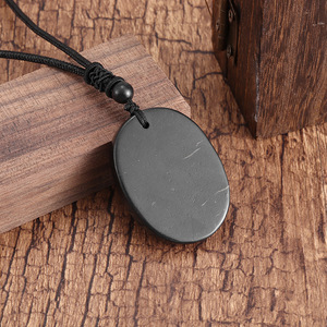 Abito lungo delicato <span class=keywords><strong>a</strong></span> forma ovale in grafite di shungite, abbinato <span class=keywords><strong>a</strong></span> un ciondolo per la <span class=keywords><strong>pace</strong></span> e la sicurezza. - Product Image 1