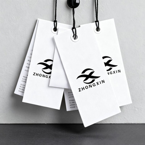 Étiquettes suspendues personnalisées de luxe pour marque de vêtements, logo estampé à chaud, étiquettes en papier mat avec cordon en coton, production rapide - Product Image 1