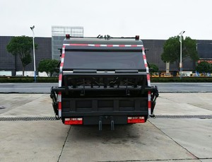 Camion de ramassage des déchets à compression diesel NewstyleDongfengDolica 4m³ 6m³ avec transmission manuelle et télécommande - Product Image 5