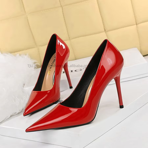 Escarpins rouges en cuir verni pour femmes, à bout pointu et talons aiguilles, pour occasions formelles, mariages, fêtes et bureau, avec confort optimal - Product Image 1