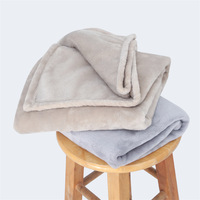 Vente en gros de couvertures en polaire rayées douces et chaudes pour canapé, couverture beige moelleuse pour l'hiver