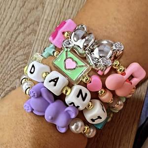 LS-B6326 Braccialetto alla Moda con Accessori Colorati, Gioiello con Orsetto in Resina, Regalo per le Vacanze, Bracciali Multipli Dorati Nuovi - Product Image 1